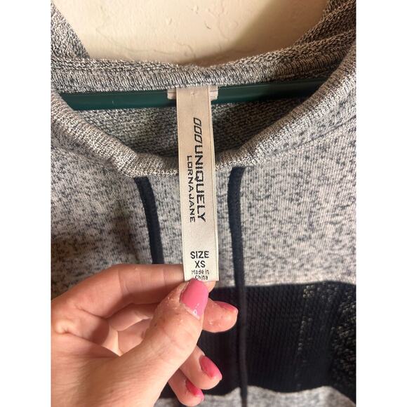 Lorna Jane Women's Grey/Black Mesh Short Sleeve Pullover XSmall 0-4 BOGO - Picture 8 of 11